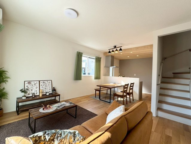 SUN COURTーサンコート－小倉南区中吉田3丁目【小倉南区　新築戸建て】の居間・リビング|家族が顔をあわせやすくなるリビング階段♪【小倉南区　新築戸建て】