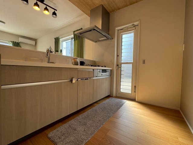 SUN COURTーサンコート－小倉南区中吉田3丁目【小倉南区　新築戸建て】のキッチン|勝手口があり出入りが便利なキッチン♪【小倉南区　新築戸建て】