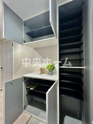 【玄関】 | ツインシティ東砂アネックス | 【玄関】玄関には大型のシューズクローゼットを設置しておりますのでいつでもスッキリりとした空間を保てます。玄関周りを清潔に使うのはとても大事なことですよね。