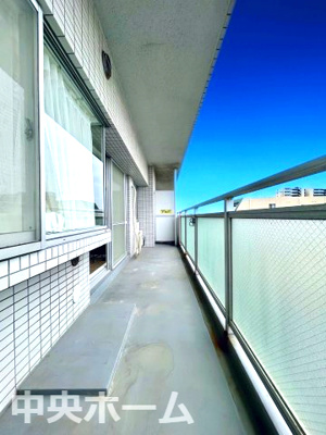 【バルコニー】 | ツインシティ東砂アネックス | 【バルコニー】幅もあって、奥行きもあるゆとりのバルコニー。洗濯物を干したり乾かしたりだけでなく、ただ出てみるだけでも気持ちいいですよ。