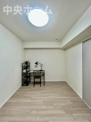 【寝室】 | ツインシティ東砂アネックス | 【寝室】心と体をゆったりと安らげる主寝室。寝室のゆとりが大きい分だけ、暮らしの安らぎは深まります。一日の疲れを癒すだけでなく、ご夫婦の親密な語らいを紡ぎ出します