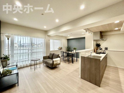 【キッチン】 | ツインシティ東砂アネックス | 視界に広がりを生むオープンなキッチン。料理や片付けをしながら、家族との会話を楽しんだり、リビングで遊ぶ子どもを見守れます。ご見学時には家具の配置などもイメージしながらぜひご覧になって見て下さい。