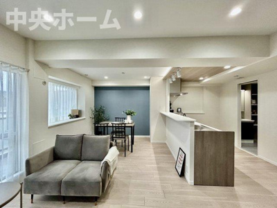 【ダイニング】 | ツインシティ東砂アネックス | 【ダイニング】忙しい朝でも、しっかり家族が揃って食事をして頂けるゆとりある大きさのダイニングスペース。奥様が作る手料理をカウンター越しに受けとって頂き、テーブルで囲む素敵な時間を存分に愉しんで下さい。