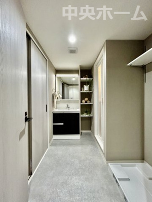 【脱衣所】 | ツインシティ東砂アネックス | 【洗面所】明るい洗面所は朝をすっきりさせてくれる空間です。バタバタしている忙しい朝でも収納が多い洗面台では短い時間で効率良く支度ができます。