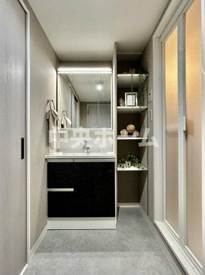 【独立洗面台】 | ツインシティ東砂アネックス | 【洗面化粧台】洗面化粧台には三面鏡を採用。身だしなみを整えやすい事はもちろんですが、鏡の後ろに収納スペースを設ける事により、散らかりやすい洗面スペースをすっきりさせる事が出来るのも嬉しいですね