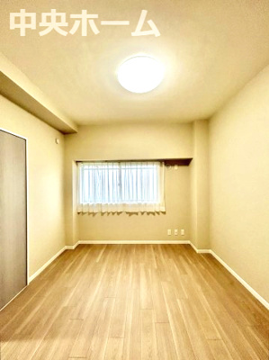 【洋室】 | ツインシティ東砂アネックス | 【洋室】快適に過ごす条件は、一人ひとり違います。だからこそ飾り過ぎないシンプルな内装と偏り過ぎないデザインで統一しております。居住していく中でオーナー様だけの【マイホーム】に創り上げて下さい