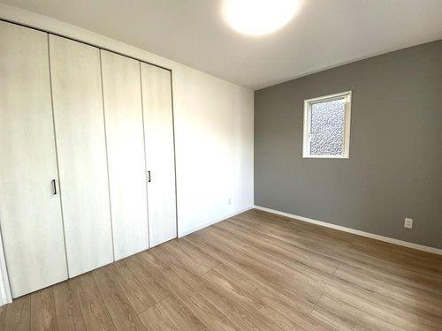 下伊敷3丁目　モデルハウス分譲の洋室|グレーのアクセントクロスがおしゃれなお部屋です。