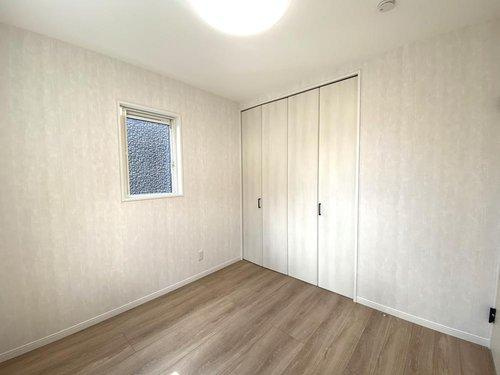 下伊敷3丁目　モデルハウス分譲の洋室|子供部屋におすすめの4.5帖の洋室です。机やベッドを置いても十分な広さです。