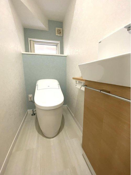 下伊敷3丁目　モデルハウス分譲のトイレ|１階の温水洗浄便座トイレです。独立した手洗い場付です。