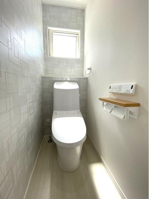 下伊敷3丁目　モデルハウス分譲のトイレ|２階の温水洗浄便座トイレです。わざわざ１階に降りなくても良いのが助かりますね。