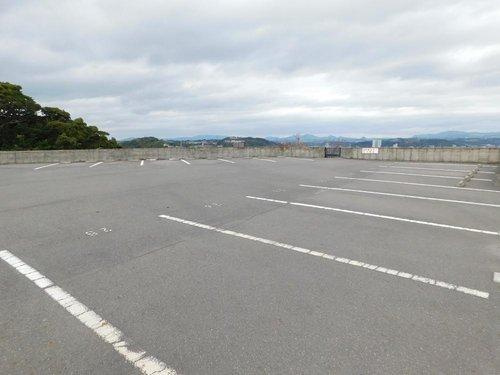 紫原1丁目　中古戸建ての駐車場|広々とした敷地が魅力です。
