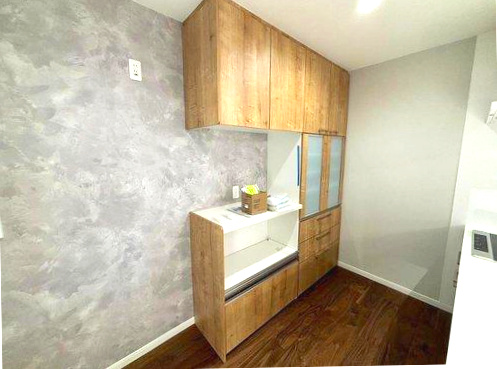 千年1丁目　モデルハウス分譲のキッチン|食器や家電製品も収納できるカップボード付き。