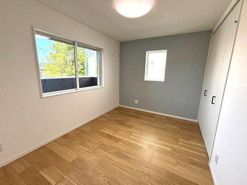 千年1丁目　モデルハウス分譲の洋室|2面採光の洋室は子供部屋におすすめです。