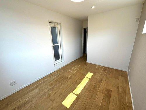 千年1丁目　モデルハウス分譲の洋室|6.5帖の洋室にはウォークインクローゼットもあります。