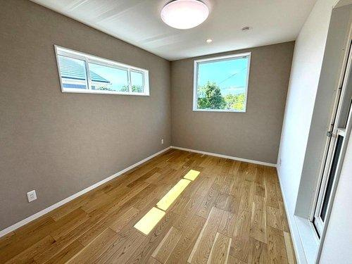 千年1丁目　モデルハウス分譲の洋室|バルコニーへ出入りできる洋室です。主寝室にいかがでしょうか。