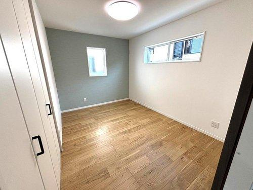 千年1丁目　モデルハウス分譲の洋室|6帖の洋室にはクローゼット収納もあります。