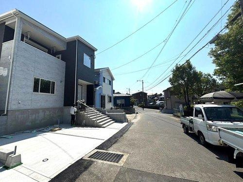 千年1丁目　モデルハウス分譲の前面道路含む現地写真|道路との段差もなくスムーズに駐車できます。