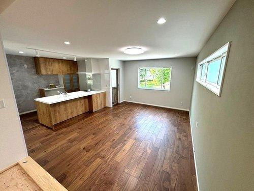 千年1丁目　モデルハウス分譲の居間・リビング|16.9帖のLDK。家具を置いても十分な広さです。