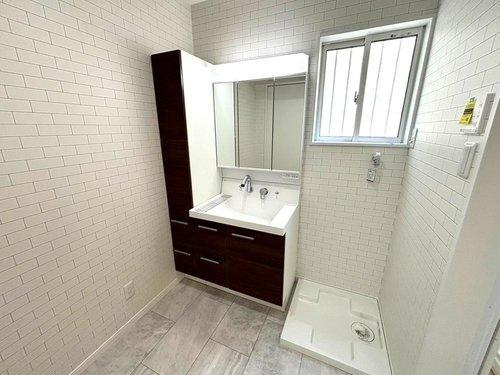 千年1丁目　モデルハウス分譲の洗面所|キャビネット付きのシステム収納洗面化粧台です。