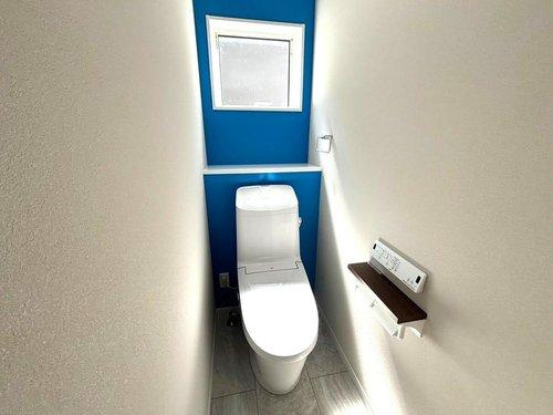 千年1丁目　モデルハウス分譲のトイレ|2階にも温水洗浄便座トイレを設置。1階に降りなくても良いのが助かりますね。
