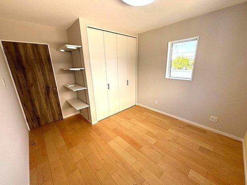 千年1丁目　新築戸建ての洋室|可動棚やクローゼットのある洋室です。6帖です。