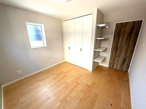 千年1丁目　新築戸建ての洋室|可動棚やクローゼットのある洋室です。6帖です。