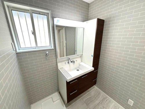 千年1丁目　新築戸建ての洗面所|収納豊富な洗面化粧台です。