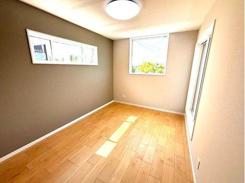 千年1丁目　新築戸建ての洋室|6帖の2面採光の洋室です。主寝室にいかがでしょうか。