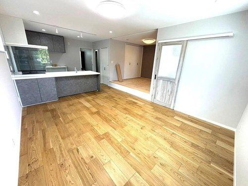 千年1丁目　新築戸建ての居間・リビング|15帖のLDKです。小上がりの和室も隣接しており広くお使いいただけます。