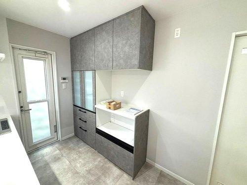 千年1丁目　新築戸建てのキッチン|食器や家電製品も収納できるカップボード付き。