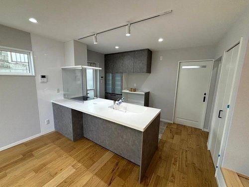 千年1丁目　新築戸建てのキッチン|人造大理石天板を採用した広いワークトップが嬉しいシステムキッチンです。