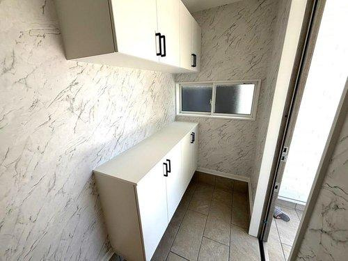 千年1丁目　新築戸建ての玄関|豊富な下駄箱を設置。収納することでより玄関をすっきり整理できます。