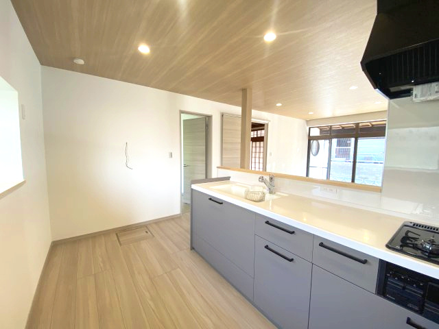 玉里団地1丁目　中古戸建てのキッチン|リビングを見渡せる対面式システムキッチン。