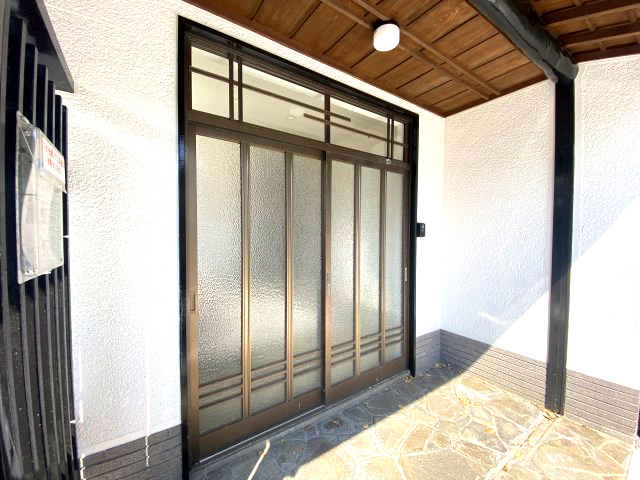 玉里団地1丁目　中古戸建ての玄関|趣ある玄関。TVモニター付きインターフォンで防犯面も安心。