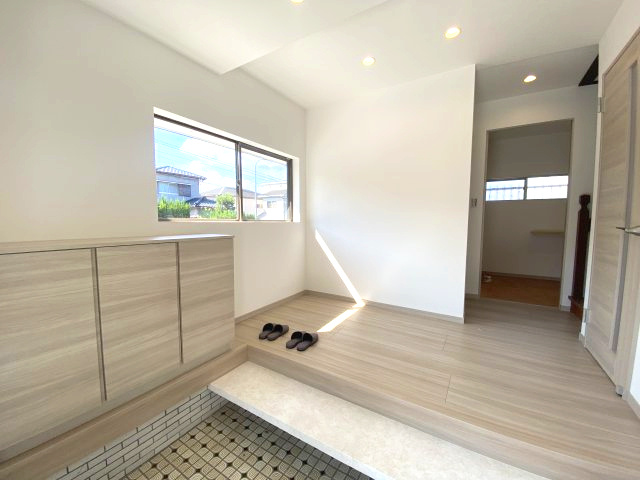 玉里団地1丁目　中古戸建ての玄関|広めの玄関には下駄箱収納を設置。