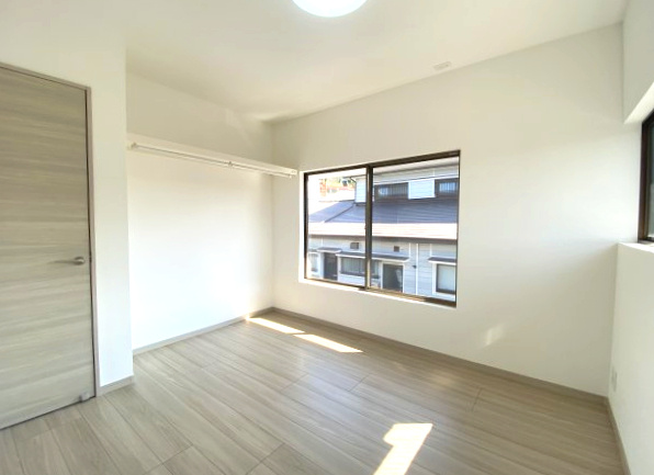 玉里団地1丁目　中古戸建ての洋室|大きな窓でとても開放的です。