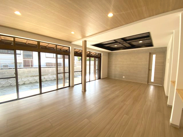 玉里団地1丁目　中古戸建ての居間・リビング|21帖のLDKは窓が多くとても広々しています。