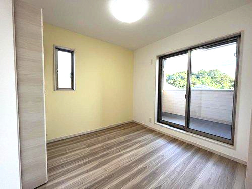 大明丘1丁目　モデルハウス分譲の洋室|バルコニーへ出入りできる4.5帖の洋室です。2面採光でとても明るく、風もたっぷり採りこめます。