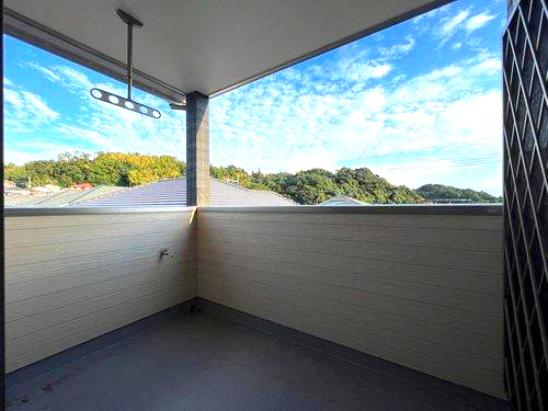 大明丘1丁目　モデルハウス分譲のバルコニー|南向きで陽当たり良好な3帖分のバルコニーです。洗濯物もお布団もたっぷり干せます♪