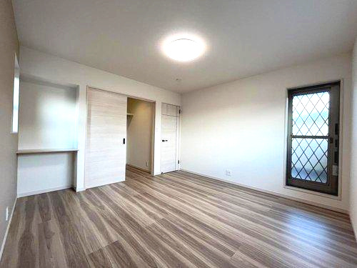 大明丘1丁目　モデルハウス分譲の洋室|8帖の南向きの洋室です。主寝室におすすめの広さとなっています。