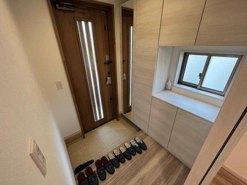 大明丘1丁目　モデルハウス分譲の玄関|姿見付の下駄箱収納です。家族みんなの靴を整理できますので、玄関を広くお使い頂けます。