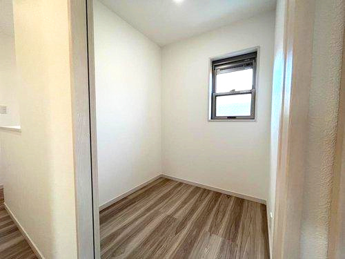 大明丘1丁目　モデルハウス分譲の内装|こちらは2帖分のサービスルームになります。収納スペースとしても書斎としてもお使い頂けます。