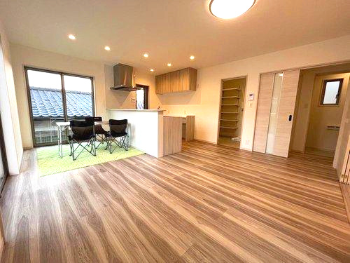 大明丘1丁目　モデルハウス分譲の居間・リビング|玄関から入ると15帖のLDKになっています。家具の配置がしやすく、家族がのびのび過ごせます。