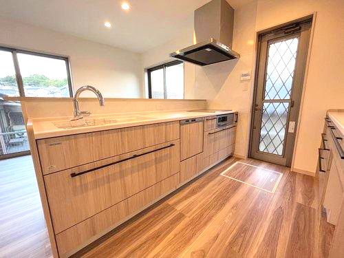 大明丘1丁目　モデルハウス分譲のキッチン|リビングが見渡せる対面式システムキッチン。食器洗浄乾燥機は家事の時間短縮に♪
