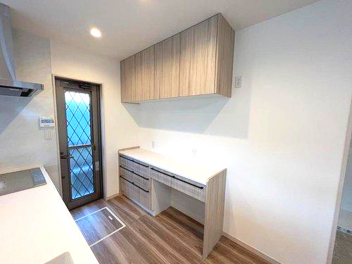 大明丘1丁目　モデルハウス分譲のキッチン|キッチンにはカップボードが設置されています。