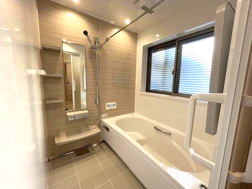 大明丘1丁目　モデルハウス分譲の浴室|エコベンチ浴槽を採用したシステムバスルームです。浴室暖房乾燥機付なので、浴室内で洗濯物が干せます。