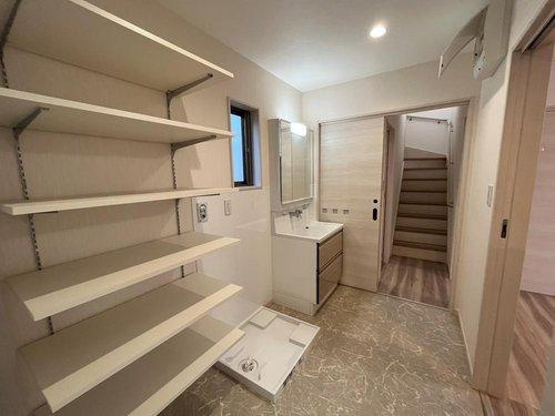 大明丘1丁目　モデルハウス分譲の洗面所|ゆとりのる3帖の洗面脱衣所には可動棚も設置されており、タオルなど置いたりできます。