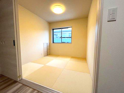 大明丘1丁目　モデルハウス分譲の和室|リビングに面した4.5帖の和室です。客間にも、お子様の遊びスペースとしてもお使い頂けます。