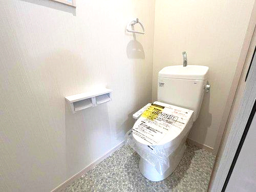 大明丘1丁目　モデルハウス分譲のトイレ|1階の温水洗浄便座トイレです。便座が温かく、ヒヤリとしません。