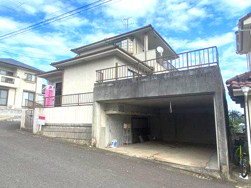 花野光ヶ丘2丁目　中古戸建ての外観|車の組み合わせで2台駐車可。